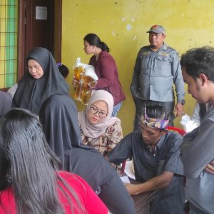 Kolaborasi Satlinmas dan Babinsa jaga ketertiban penyaluran bantuan pangan 2026 di Medan Johor