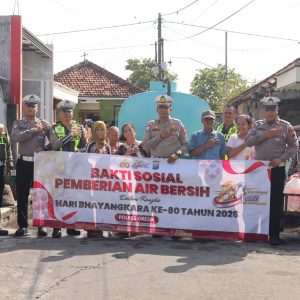 Polres Gresik Salurkan Air Bersih untuk Warga Duduk Sampeyan Sambut HUT Bhayangkara ke-80