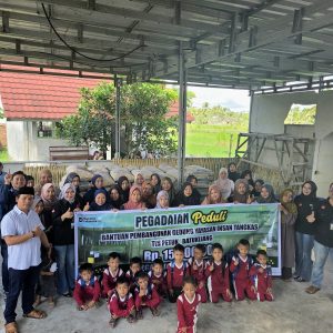 Pegadaian Praya Salurkan Bantuan Material Pembangunan Ruang Kelas dan Edukasi Investasi Emas