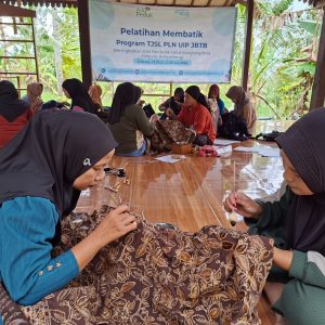 Berdayakan Perempuan Papring, PLN UIP JBTB Genjot Daya Saing Batik Kalipuro Banyuwangi Lewat Digital Marketing dan HAKI