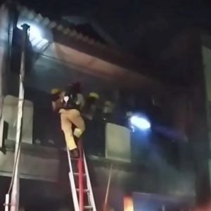 Empat Penghuni Terjebak Berhasil Diselamatkan, Kebakaran Rumah Dua Lantai di Ampel Surabaya Hanguskan Garasi dan Motor
