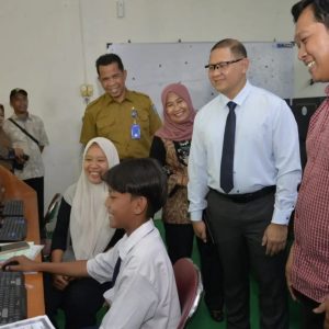 Aries Agung Paewai Tinjau Daftar Ulang Tahap 2 SPMB di SMAN 20 Surabaya, Pastikan Pelayanan Optimal bagi Calon Murid Baru