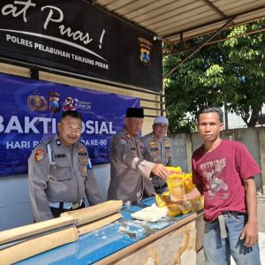 Peringati Hari Bhayangkara ke-80, Polsek Pabean Cantikan Bagikan Sembako untuk Warga dan Jukir