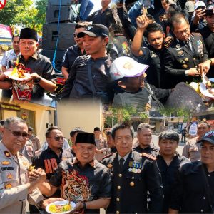 Prank Hari Bhayangkara, PJU Polda Jatim, Polrestabes & Polres Pelabuhan Tanjung Perak Keluar Hadapi Massa AMI, Ujungnya Malah Potong Kue