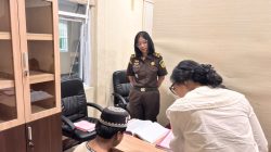Satreskrim Polres Dompu Serahkan Berkas Perkara Kasus Kekerasan Seksual Pada Anak Tahap II Ke JPU Bersama BB dan TSK