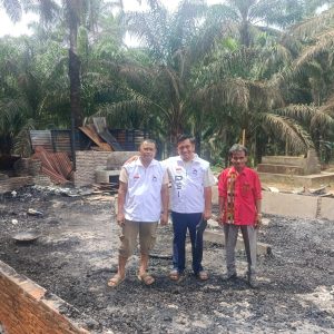Ketua DPD PSI Rokan Hilir dan sebagian pengurus Partai PSI ROKAN HILIR Sekaligus Anggota DPRD Rohil Sambangi Korban Kebakaran di Dusun Bakti