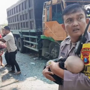 *Tuai Pujian Warganet, Aksi Heroik Bhabinkamtibmas Polsek Bagor Selamatkan Bayi Korban Kecelakaan Bus di Nganjuk*