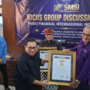 Wagub Bali Nyoman Giri Prasta Raih Anugerah Sahabat Pers Indonesia dari SMSI