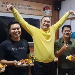 Kasat Resnarkoba Polres Pelabuhan Tanjung Perak Berikan Penghargaan kepada Lima Personel Berprestasi
