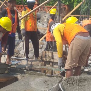 PROYEK GEDUNG BAZNAS DAN FORUM CSR KOTA MOJOKERTO DIDUGA ABAIKAN KESELAMATAN, PEKERJA BEKERJA DENGAN SANDAL JEPIT