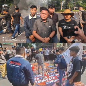 AMI Gelar Aksi di Kejati Jatim, Bentangkan Spanduk Bergambar Febrie Adriansyah dan Lempar Telur Busuk