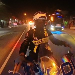 Aksi Humanis Polres Gresik, Satlantas Kawal Ambulans Pasien Asal Bawean hingga RSUD Ibnu Sina Demi Keselamatan Masyarakat