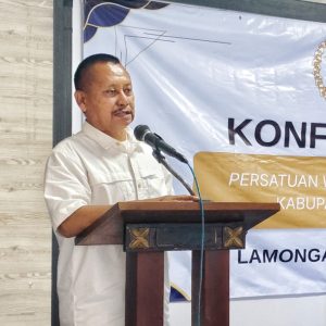 PWI Jatim Dorong Pers Jadi Mitra Strategis, Perkuat Kajian Fiskal demi Dongkrak PAD Daerah  LAMONGAN –  Pers tidak lagi cukup hanya menyampaikan informasi. Di tengah tantangan kemandirian fiskal daerah, insan media dituntut mampu menghadirkan kritik berbasis data sekaligus menawarkan solusi nyata bagi pemerintah dalam meningkatkan Pendapatan Asli Daerah (PAD).  Pesan itu disampaikan Ketua Persatuan Wartawan Indonesia (PWI) Jawa Timur, Luthfil Hakim, saat membuka Konferensi PWI Kabupaten Lamongan ke-V di Lamongan, Senin.  Menurut Luthfil, kondisi ketahanan fiskal daerah yang masih rendah menjadi tantangan besar yang harus mendapat perhatian bersama, termasuk kalangan pers.  “Ketahanan fiskal kita masih sekitar 2,5 persen. Karena itu, teman-teman PWI harus memiliki kajian untuk mengkritik sekaligus memberikan solusi kepada pemerintah daerah dalam upaya meningkatkan pendapatan asli daerah (PAD),” tegasnya.  Ia menegaskan, pers memiliki posisi strategis sebagai jembatan antara pemerintah daerah, dunia usaha, akademisi, dan masyarakat dalam menggali serta mengembangkan potensi ekonomi daerah.  Melalui pemberitaan yang didukung riset dan analisis yang kuat, media diharapkan mampu mendorong lahirnya kebijakan yang efektif untuk mengoptimalkan sektor-sektor unggulan sehingga berkontribusi terhadap peningkatan PAD dan memperkuat kemandirian fiskal.  Dalam kesempatan tersebut, Luthfil juga menyoroti potensi besar Kabupaten Lamongan di sektor pertanian. Sebagai salah satu lumbung pangan nasional, tingginya produksi padi harus dibarengi dengan dukungan penyediaan benih berkualitas, irigasi yang memadai, pupuk, hingga infrastruktur pertanian.  Berdasarkan data Badan Pusat Statistik (BPS), Lamongan menjadi salah satu daerah penghasil padi terbesar di Jawa Timur dan berperan penting dalam menopang produksi beras provinsi.  Sementara itu, Pemerintah Kabupaten Lamongan menargetkan PAD tahun 2025 mencapai sekitar Rp680,8 miliar atau meningkat sekitar 21,7 persen dibanding target tahun sebelumnya. Target tersebut dinilai membutuhkan sinergi seluruh pemangku kepentingan, termasuk media, agar berbagai potensi ekonomi daerah dapat dimaksimalkan.  Luthfil berharap PWI Lamongan mampu memperkuat fungsi kontrol sosial sekaligus menjadi mitra kritis pemerintah dalam mendorong kebijakan yang berdampak langsung terhadap kesejahteraan masyarakat dan kemandirian fiskal daerah.  Pada rangkaian Konferensi PWI Kabupaten Lamongan ke-V, peserta juga memilih kepengurusan baru. Forum yang diikuti puluhan anggota itu menetapkan Kadam Mustoko sebagai Ketua PWI Kabupaten Lamongan untuk masa bakti tiga tahun ke depan.  Terpilihnya Kadam diharapkan semakin memperkuat profesionalisme wartawan di Lamongan sekaligus meningkatkan kontribusi organisasi dalam mendukung pembangunan daerah melalui jurnalisme yang berkualitas, independen, dan berorientasi pada solusi.