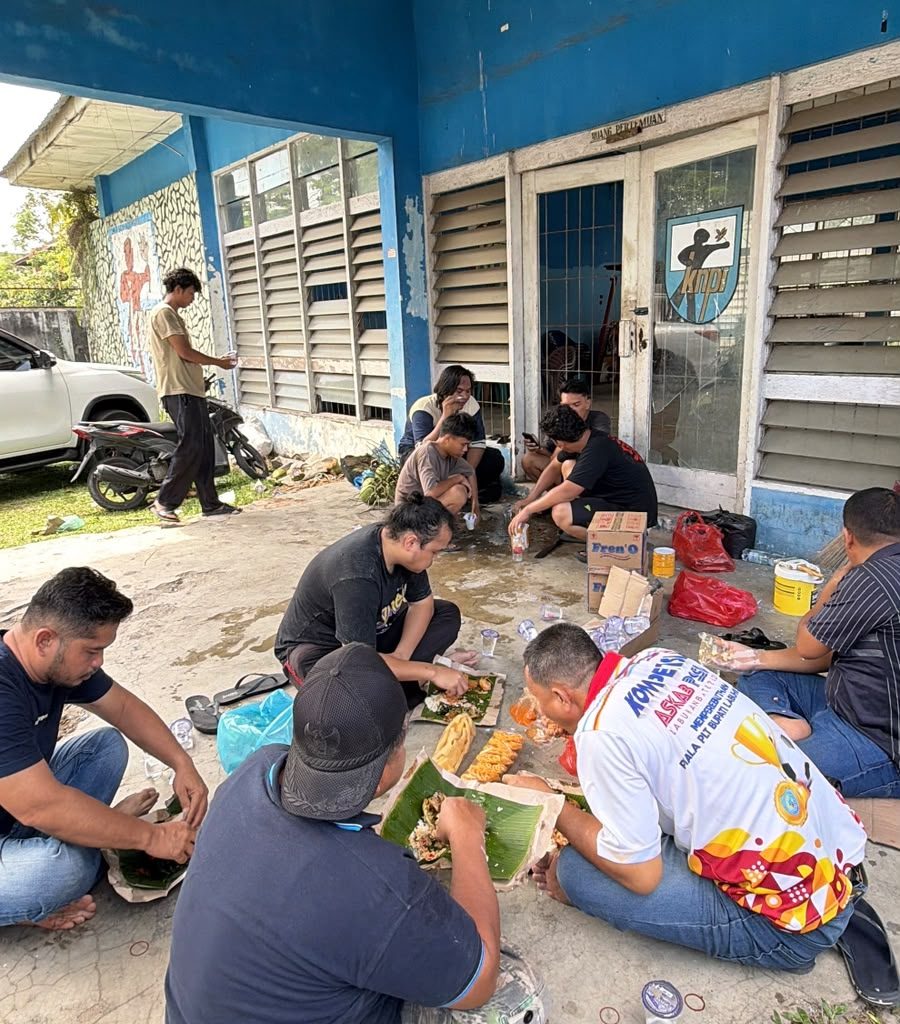 Ketua DPD KNPI Labuhanbatu Tinjau Gotong Royong Renovasi Sekretariat Jelang HUT RI ke-81