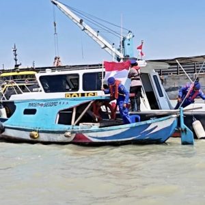 Bendera Merah Putih Berkibar di Perairan Gresik, Satpolairud Pasang Bendera ke Perahu Nelayan