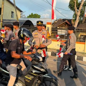 Momentum HUT RI Ke 81,Polres Dompu Bagi- Bagi Bendera Merah Putih Kepada Pengendara.