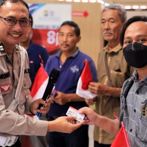 Kado Kemerdekaan dari Satlantas Polres Gresik, 17 Warga Kelahiran 17 Agustus Dapat SIM Gratis