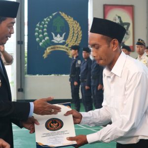 Peringati HUT Ke-81 RI, Lapas Batang Gelar Upacara dan Penyerahan Remisi Umum bagi Warga Binaan: 6 Narapidana Langsung Bebas