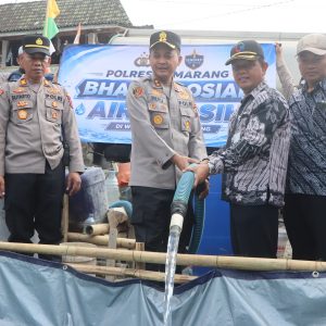 Polres Semarang Salurkan 13 Ribu Liter Air Bersih untuk 870 Warga Dusun Jagir.