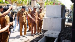 Sidak Betonisasi Jalan Tambak Cemandi, Bupati Subandi Tekankan  Pentingnya Percepatan sekaligus Kualitas Hasil Pembangunan