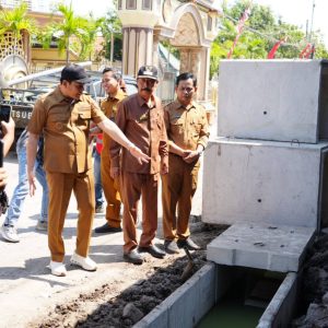 Sidak Betonisasi Jalan Tambak Cemandi, Bupati Subandi Tekankan  Pentingnya Percepatan sekaligus Kualitas Hasil Pembangunan
