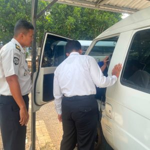 Dukung Kelancaran Operasional, Kaur Umum Lapas Batang Pimpin Pengecekan Rutin Kendaraan Dinas