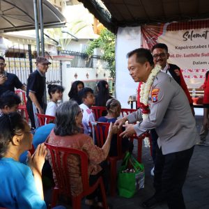 Kapolrestabes Surabaya Salurkan Ratusan Paket Sembako dalam Bakti Sosial Bersama Komunitas Ojol dan Warga Ambon