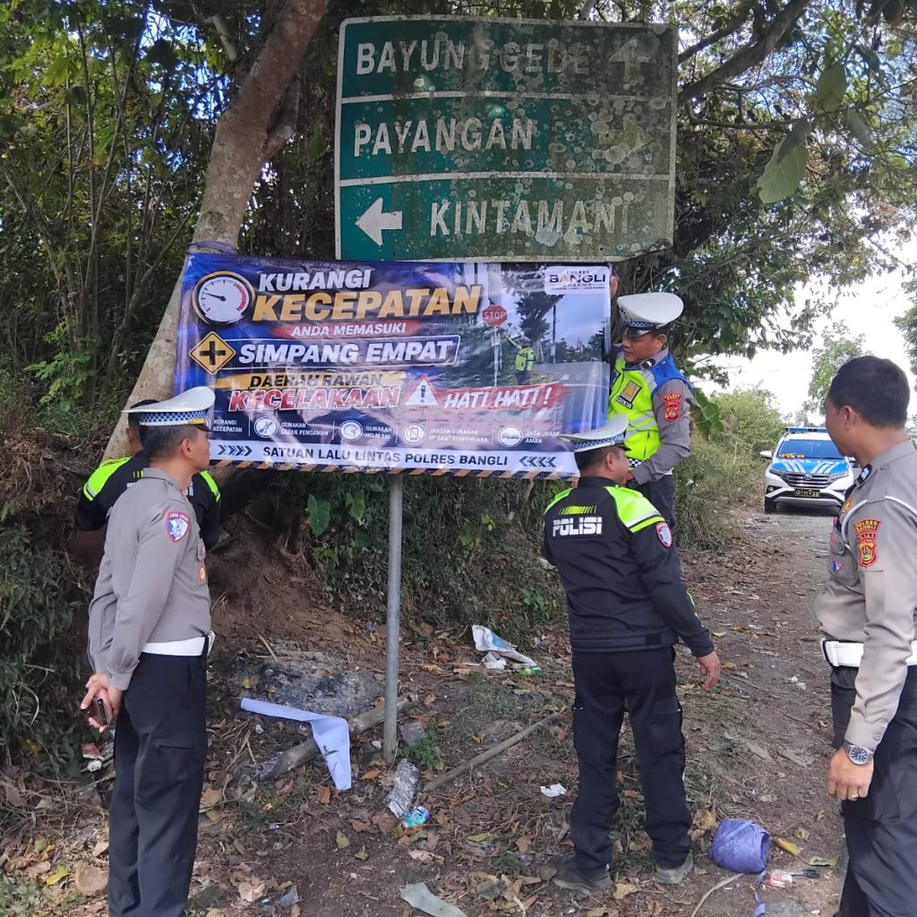 Simpang Peludu Bayunggede Rawan Kecelakaan, Satlantas Polres Bangli Pasang Spanduk Imbauan Keselamatan