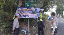 Simpang Peludu Bayunggede Rawan Kecelakaan, Satlantas Polres Bangli Pasang Spanduk Imbauan Keselamatan