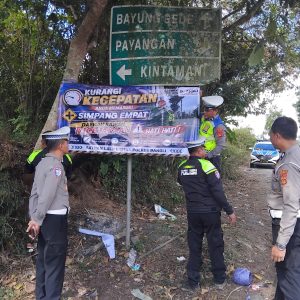 Simpang Peludu Bayunggede Rawan Kecelakaan, Satlantas Polres Bangli Pasang Spanduk Imbauan Keselamatan