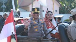 Kapolres Gresik Naik Mobil Klasik di Gresik Merdeka Carnival 2026, Ajak Warga Jogo Gresik