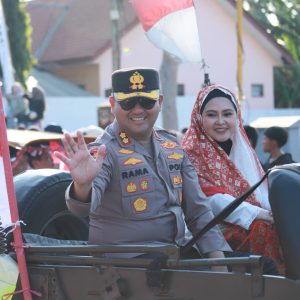 Kapolres Gresik Naik Mobil Klasik di Gresik Merdeka Carnival 2026, Ajak Warga Jogo Gresik