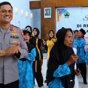 Kapolres Pemalang Tersentuh, Lansia Sambut dengan Senyum Penuh Kehangatan