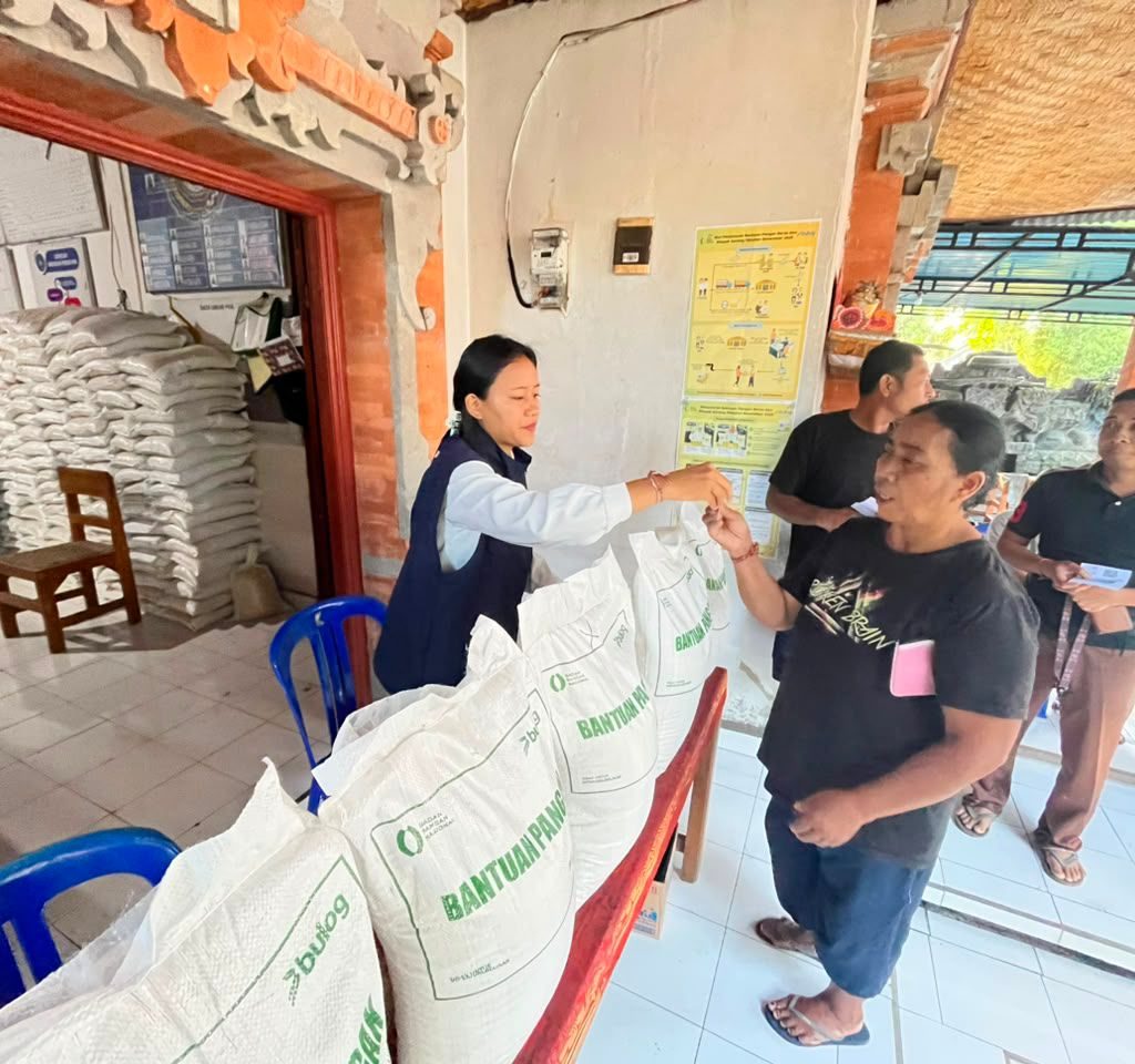 BULOG Bali Salurkan 9.071 Ton Beras Bantuan Pangan kepada 302.397 PBP