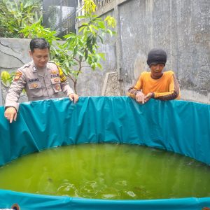 POLSEK DRIYOREJO LAKSANAKAN PENGECEKAN BUDIDAYA IKAN LELE DUKUNG KETAHANAN PANGAN