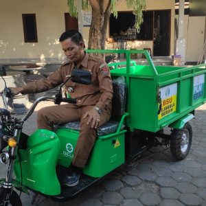 Momen Hari Pelanggan Nasional, PLN UIP JBTB Serahkan Bantuan Motor Pengangkut Sampah untuk Dorong Operasional TPS 3R Desa Tejakula Buleleng