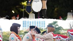 Hari Pramuka ke-65, Kadindik Jatim Aries Agung Paewai Terima Lencana Melati dari Gubernur Khofifah