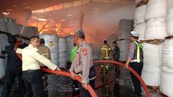 Polisi Bersama Tim Gabungan Bergerak Cepat, Kebakaran Gudang PT Wings Surya Driyorejo Berhasil Dipadamkan 4 Jam