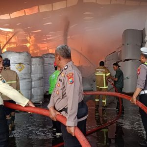 Polisi Bersama Tim Gabungan Bergerak Cepat, Kebakaran Gudang PT Wings Surya Driyorejo Berhasil Dipadamkan 4 Jam