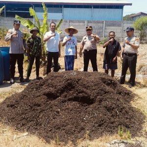 Polres Tanjung Perak Salurkan 2 Kubik Kompos untuk Lahan Jagung Kenjeran, Dukung Program Ketahanan Pangan