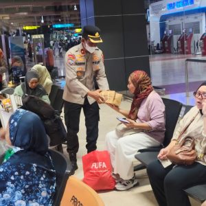 Polresta Bandara Soetta bersama Otoritas Bandara Berbagi Snack dan Minuman Gratis di Terminal 2