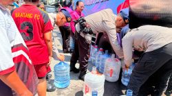 *Brimob Polda Jatim Salurkan 37.000 Liter Air Bersih untuk Warga Terdampak Kemarau*