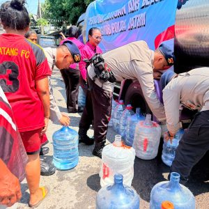 *Brimob Polda Jatim Salurkan 37.000 Liter Air Bersih untuk Warga Terdampak Kemarau*