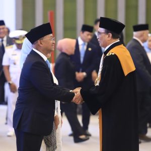PENGUCAPAN SUMPAH JABATAN KEPALA EKSEKUTIF PENGAWAS BURSA MINERAL DAN KOMODITAS STRATEGIS OJK