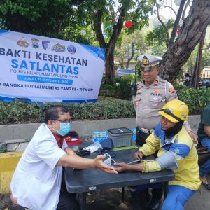 Jelang HUT Lalu Lintas ke-71, SatlantasPolres Pelabuhan Tanjung Perak Gelar Pemeriksaan Kesehatan Gratis Bagi Sopir Angkutan dan Ojol