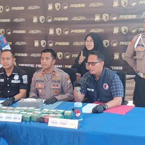 Warga Lapor Lewat 110, Satresnarkoba Polres Gresik Temukan 10,8 Kg Ganja dalam Vespa di Gudang Ekspedisi