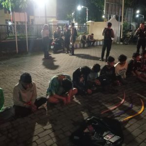 Polisi Gagalkan Rencana Tawuran Dua Kelompok di Jalan Kedung Cowek, 11 Remaja Diamankan