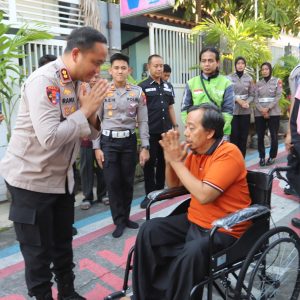 Jelang HUT Lalu Lintas Bhayangkara ke-71, Kapolres Gresik Bantu Ojol Korban Kecelakaan Beri Kursi Roda Hingga Modal Usaha