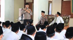 Polres Gresik Safari Jumat ke Ponpes Darul Ikhsan Menganti, Kapolres Ajak Santri Jauhi Narkoba dan Bijak Bermedia Sosial