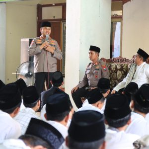 Polres Gresik Safari Jumat ke Ponpes Darul Ikhsan Menganti, Kapolres Ajak Santri Jauhi Narkoba dan Bijak Bermedia Sosial